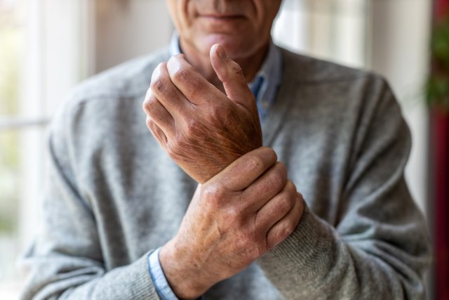 Jedan vitamin kljuèan u spreèavanju artritisa ili smanjenju težih simptoma?